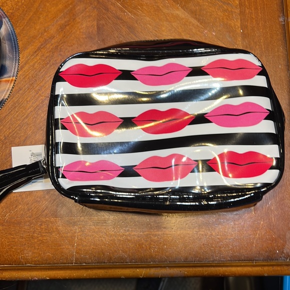 Macy’s cosmetic bag NWT - Picture 2 of 2